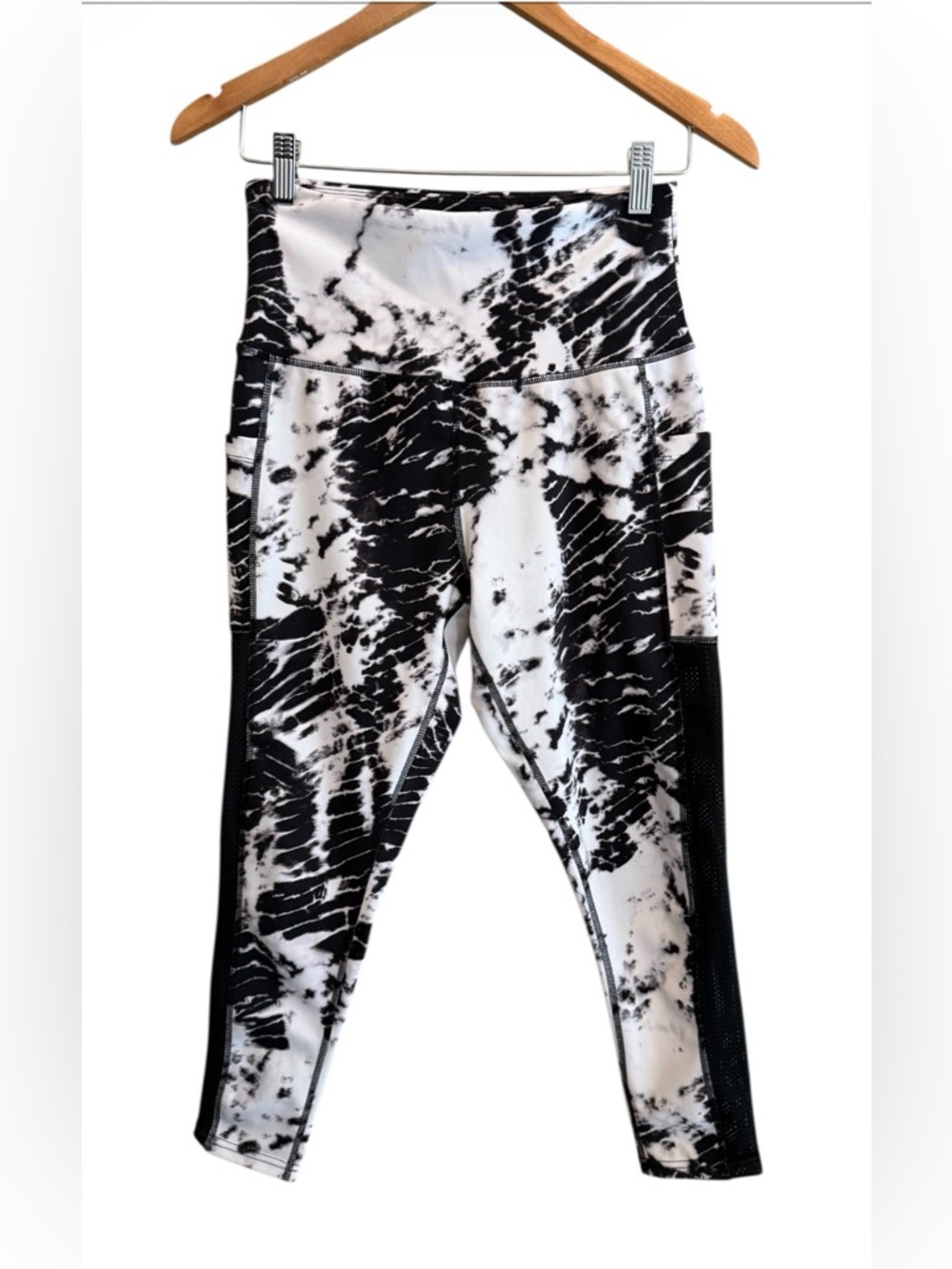 JGX Black & White High-Rise Active Leggings With Side Ventilation and Pockets